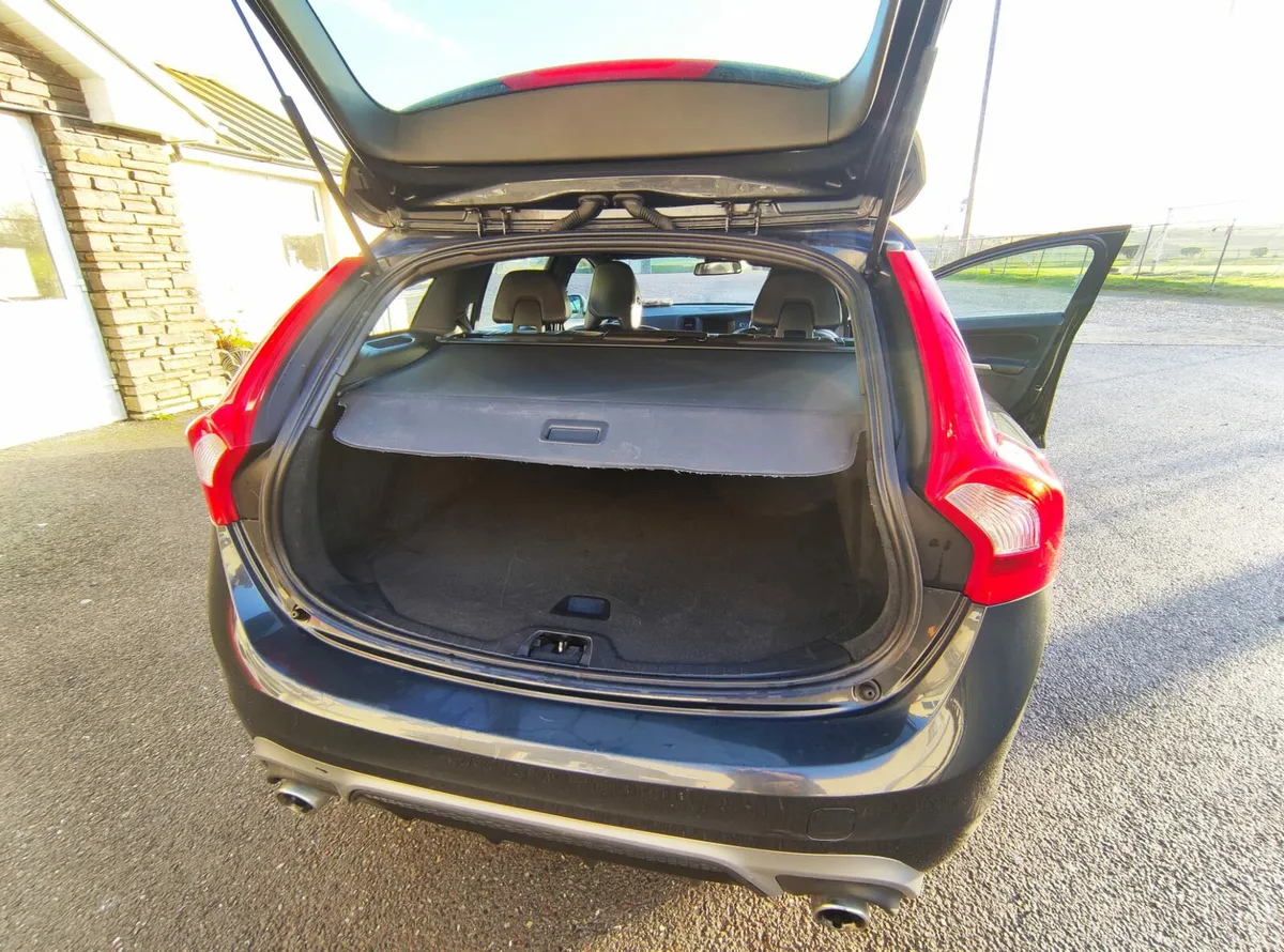 Volvo V60 D4 R Design - Excellent Condition - Image 4