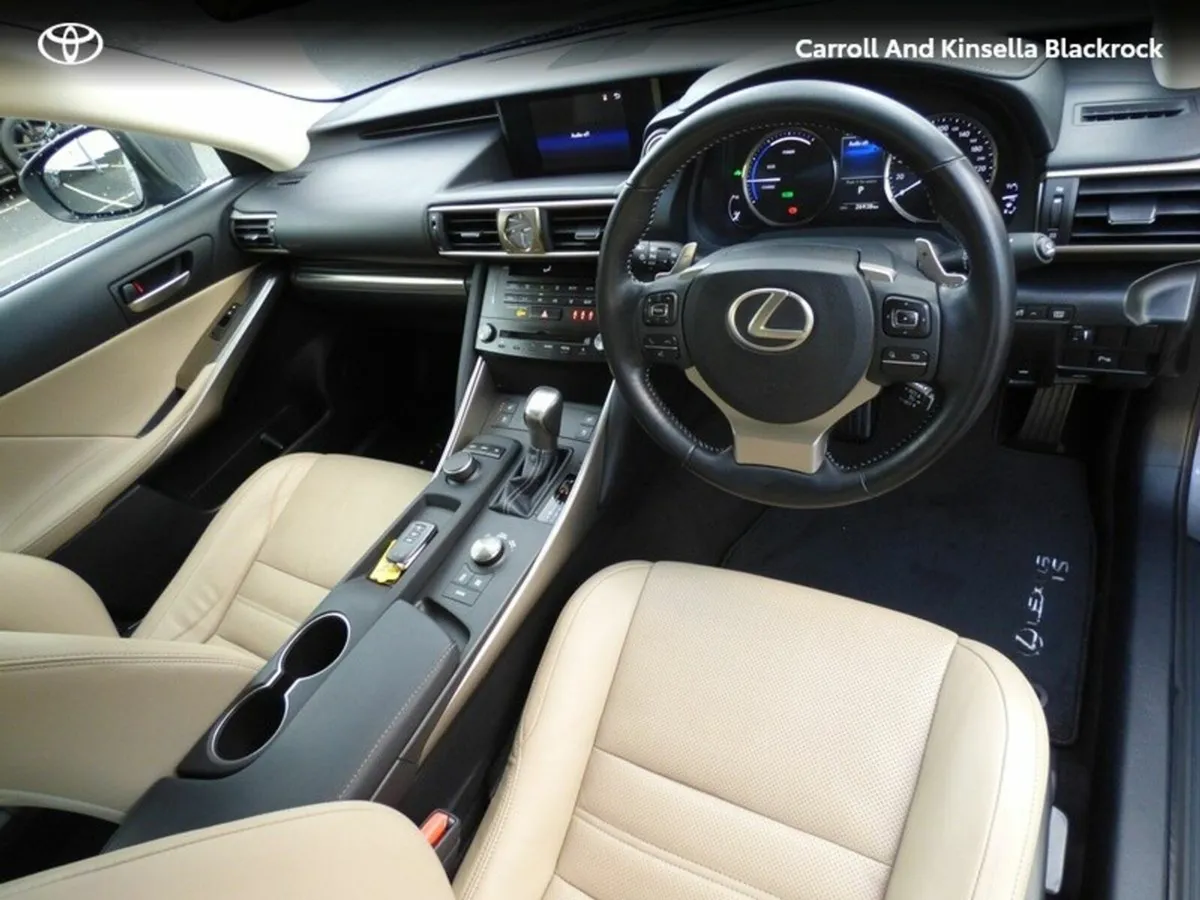 Lexus IS Hybrid Luxury - Image 2