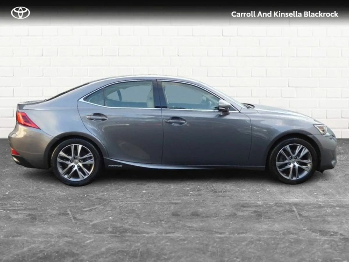 Lexus IS Hybrid Luxury - Image 3