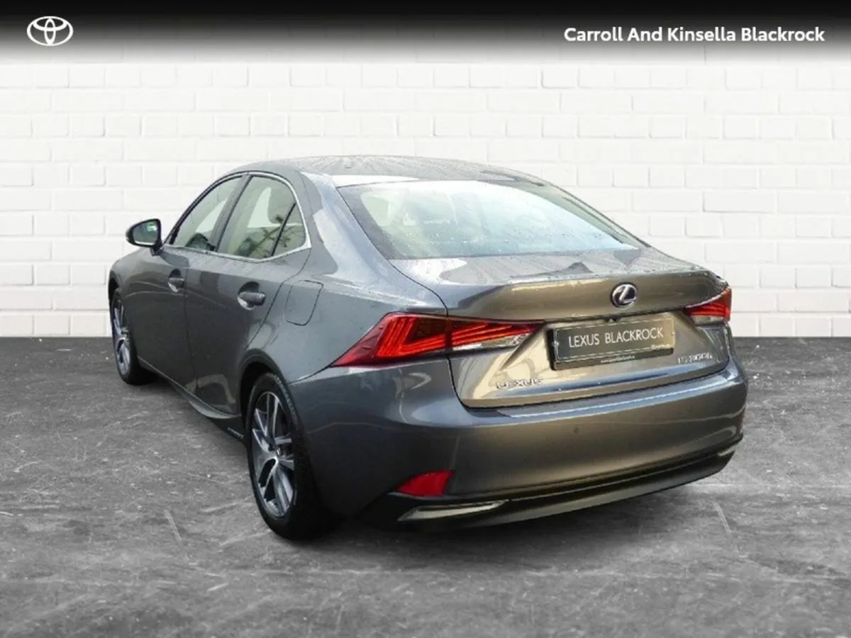 Lexus IS Hybrid Luxury - Image 4