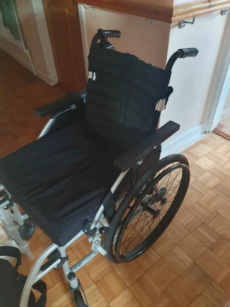 Wheelchair and powerpack - Image 1