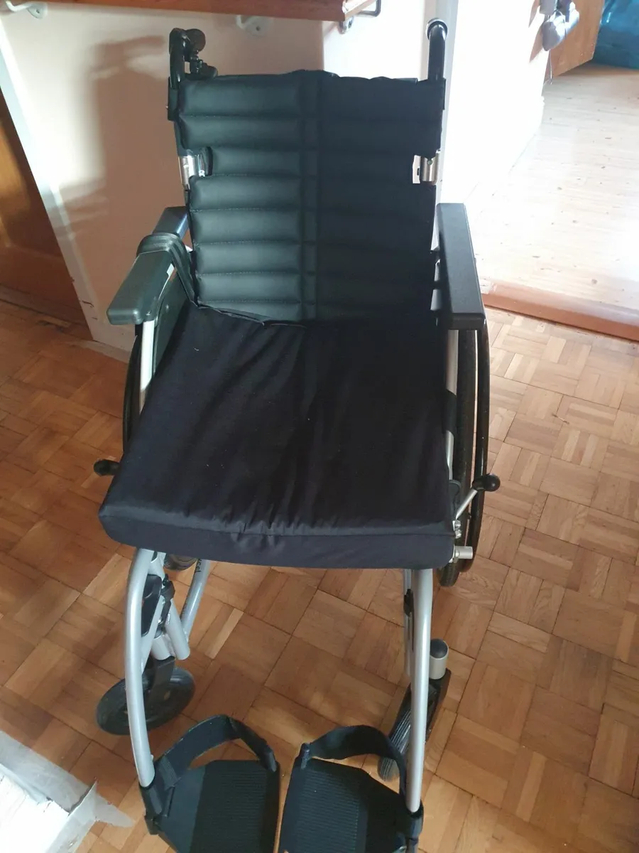 Wheelchair and powerpack - Image 2