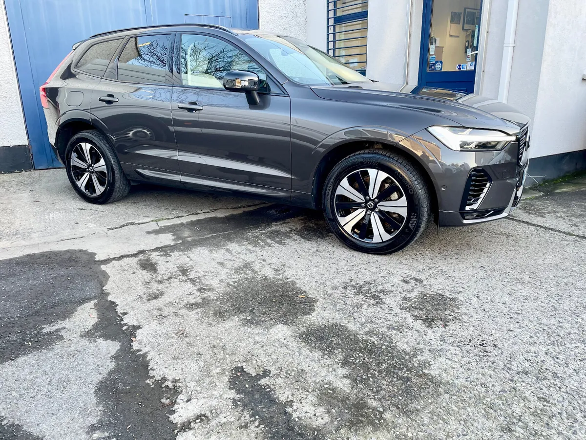 Volvo XC60 T6Recharge PHEV Plus Dark AWD Auto,2023 - Image 2