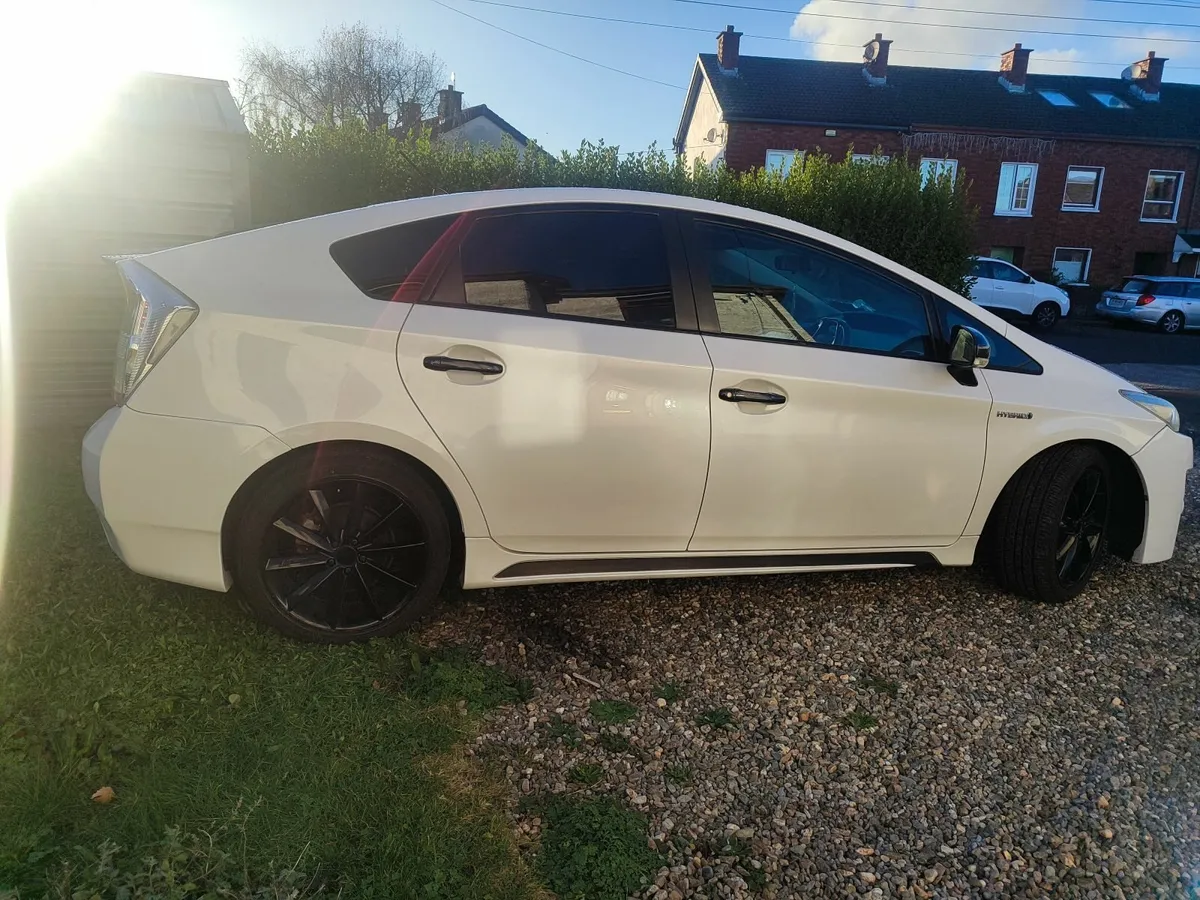 Toyota Prius 2011 - Image 2