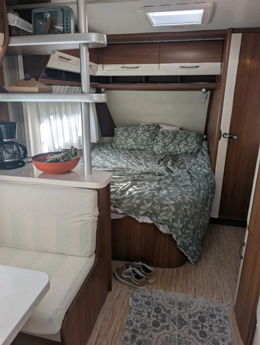Hobby 645 VIP 5/6 berth caravan - Image 2
