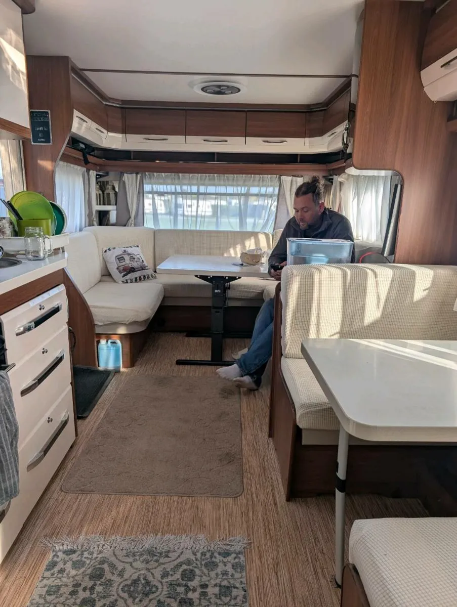 Hobby 645 VIP 5/6 berth caravan - Image 3