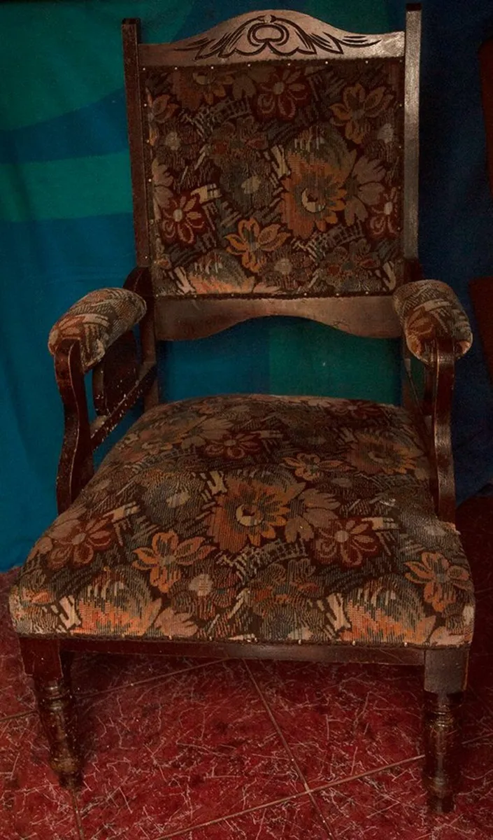 Small Chaise Lounge and two Chairs to Match - Image 4