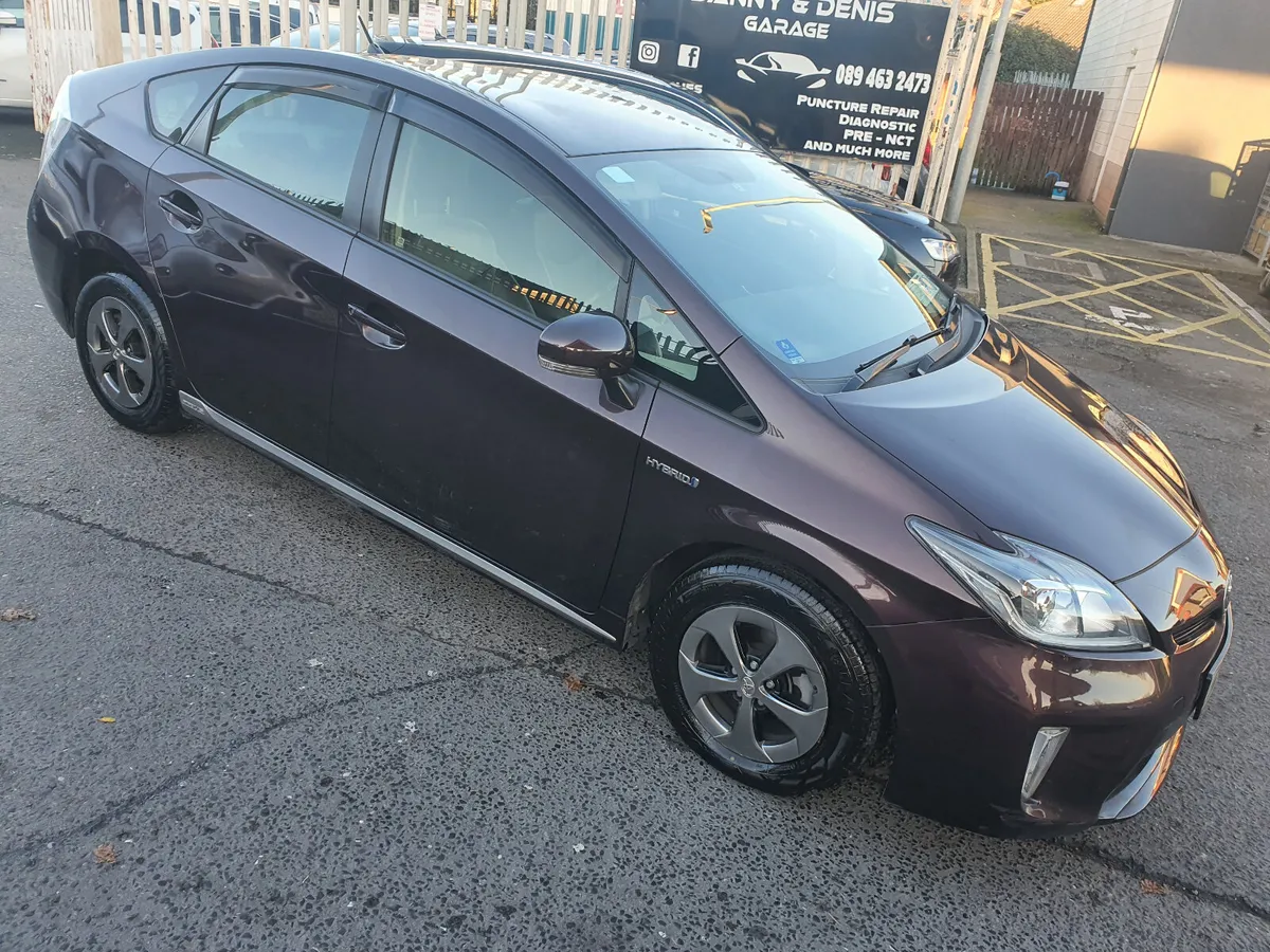 Toyota Prius 2014 luxury Factory leather nct /tax - Image 2