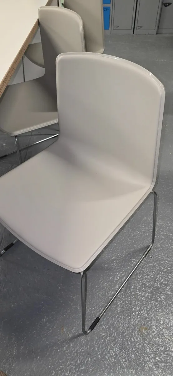 CHEEK  Rectangular Bench + pedrali tweet chairs - Image 2