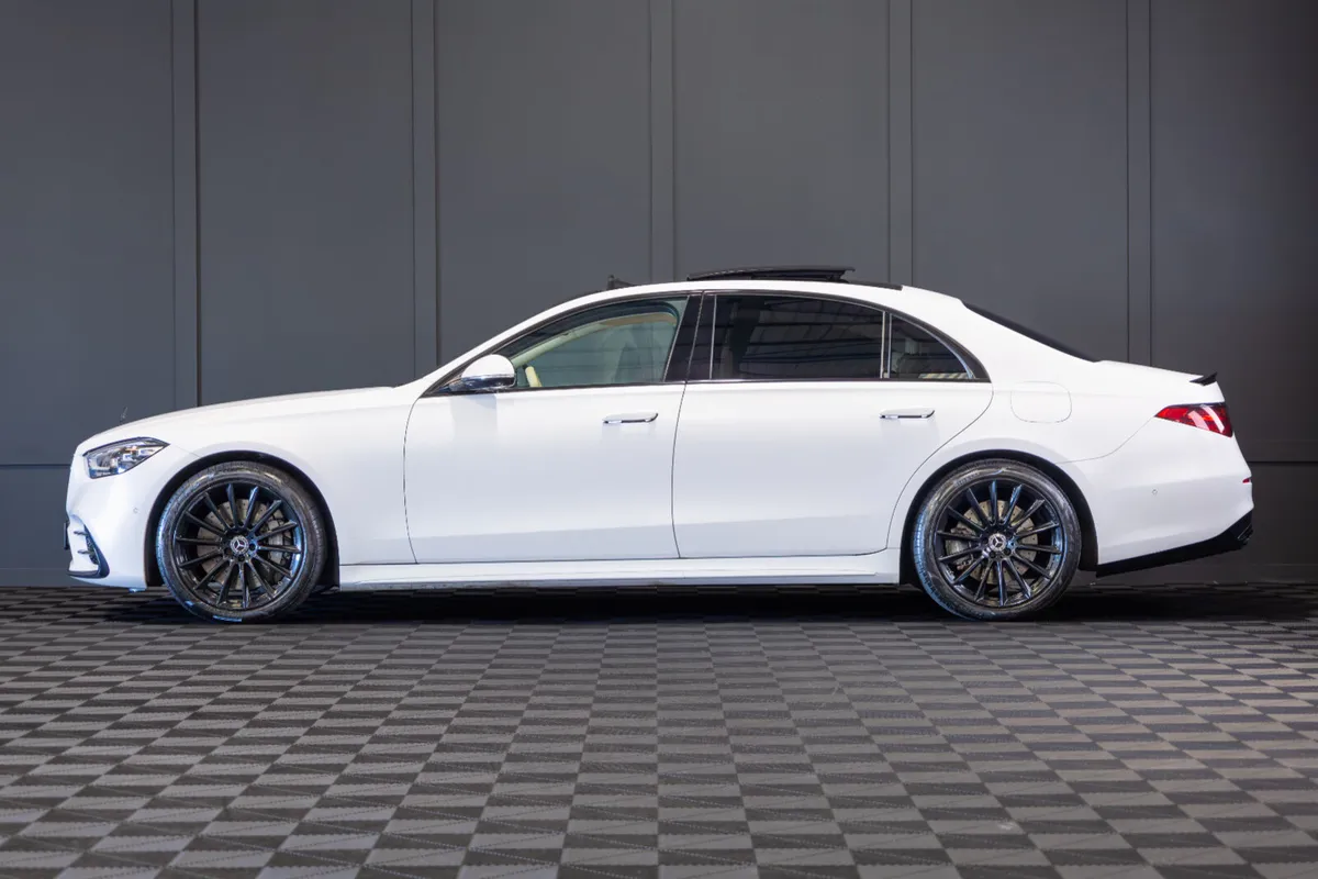 2025 Mercedes-Benz S580e LWB AMG Line Premium Plus - Image 3