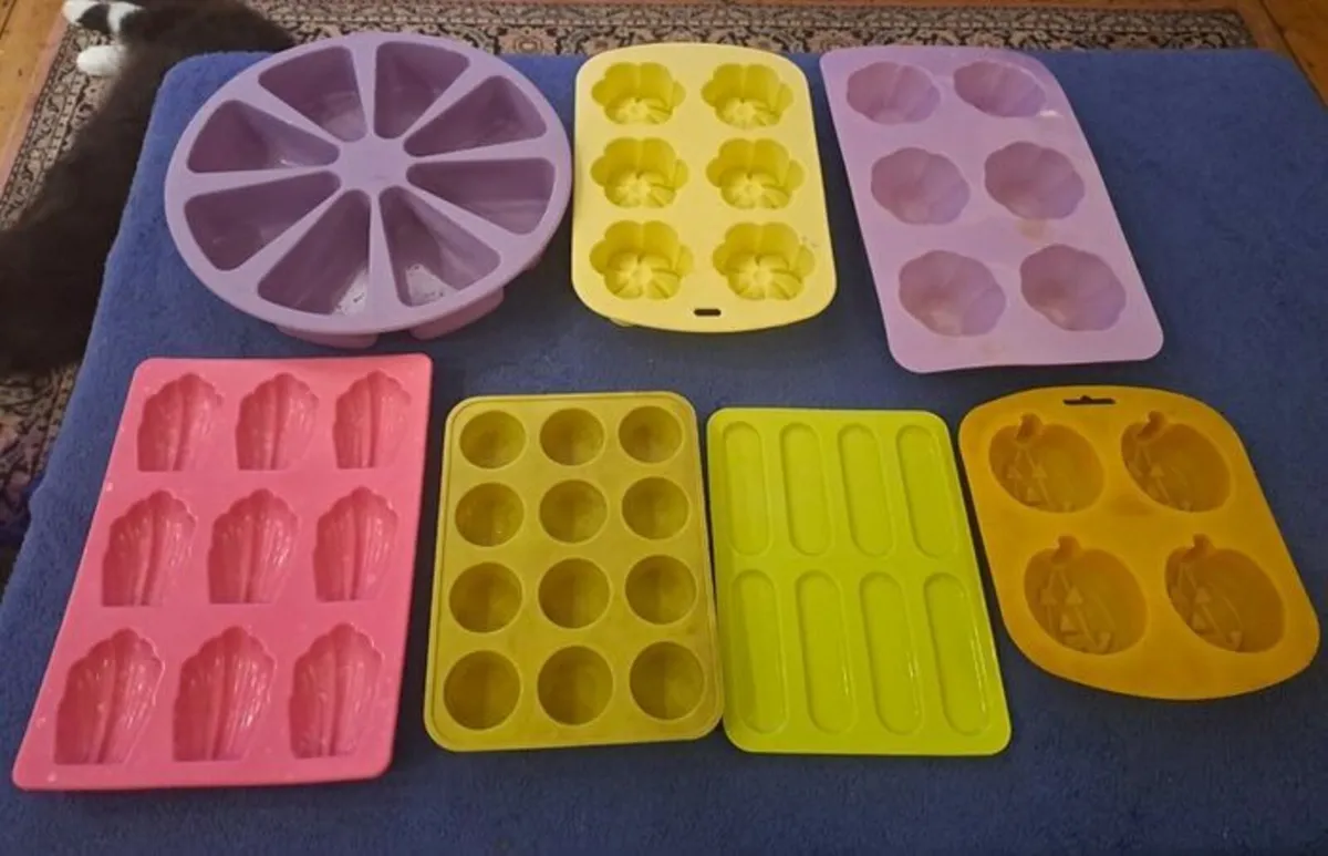 25 Silicone baking moulds - Image 1