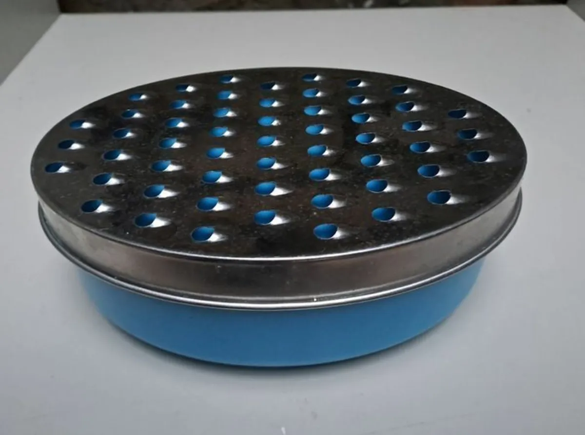 Cheese grater with storage container - Image 1