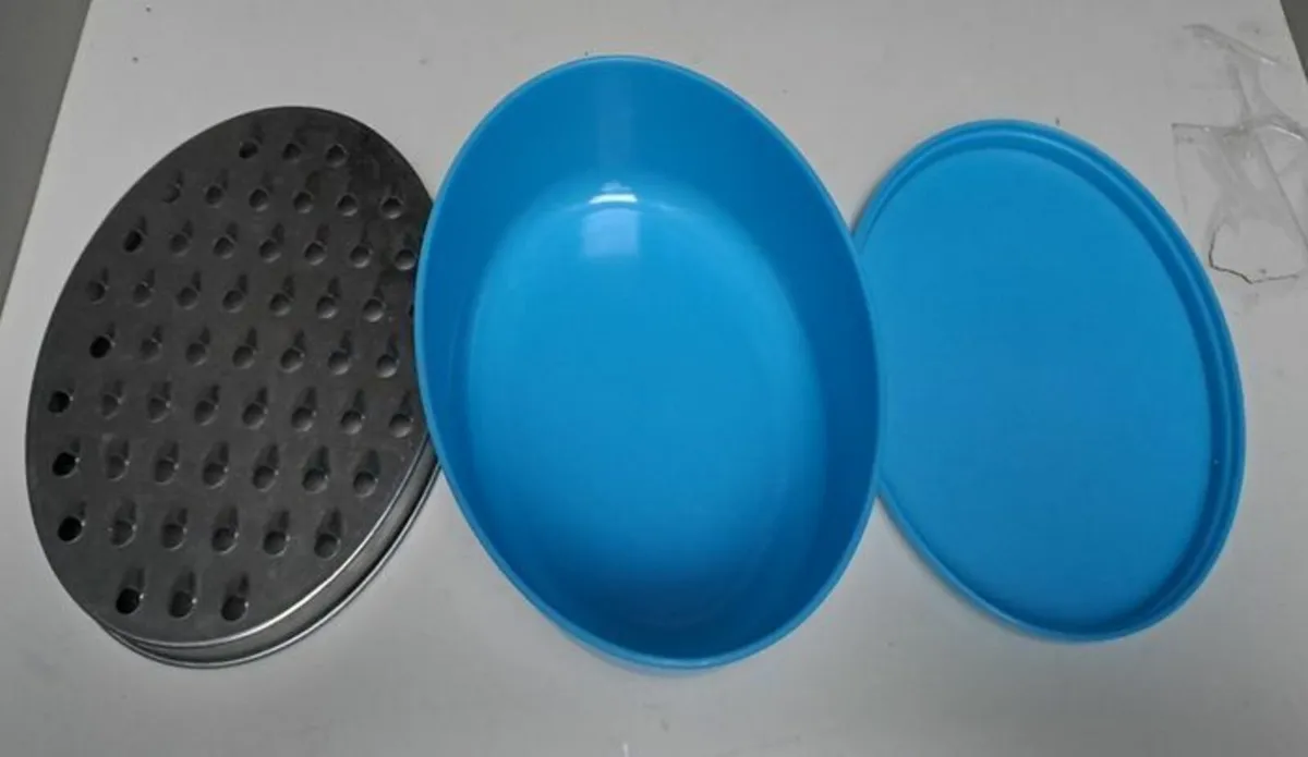 Cheese grater with storage container - Image 2