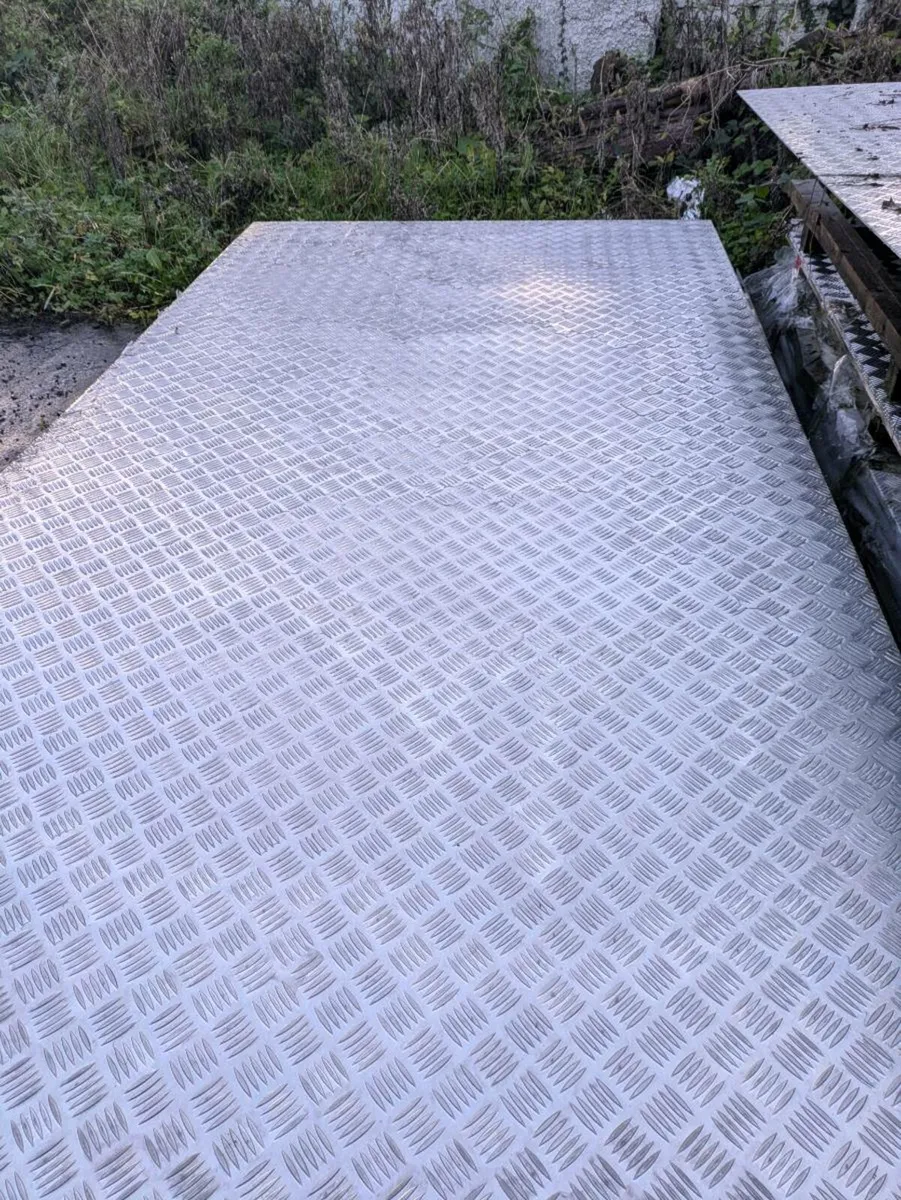 Aluminum pallets and sheets of chquard plate - Image 1