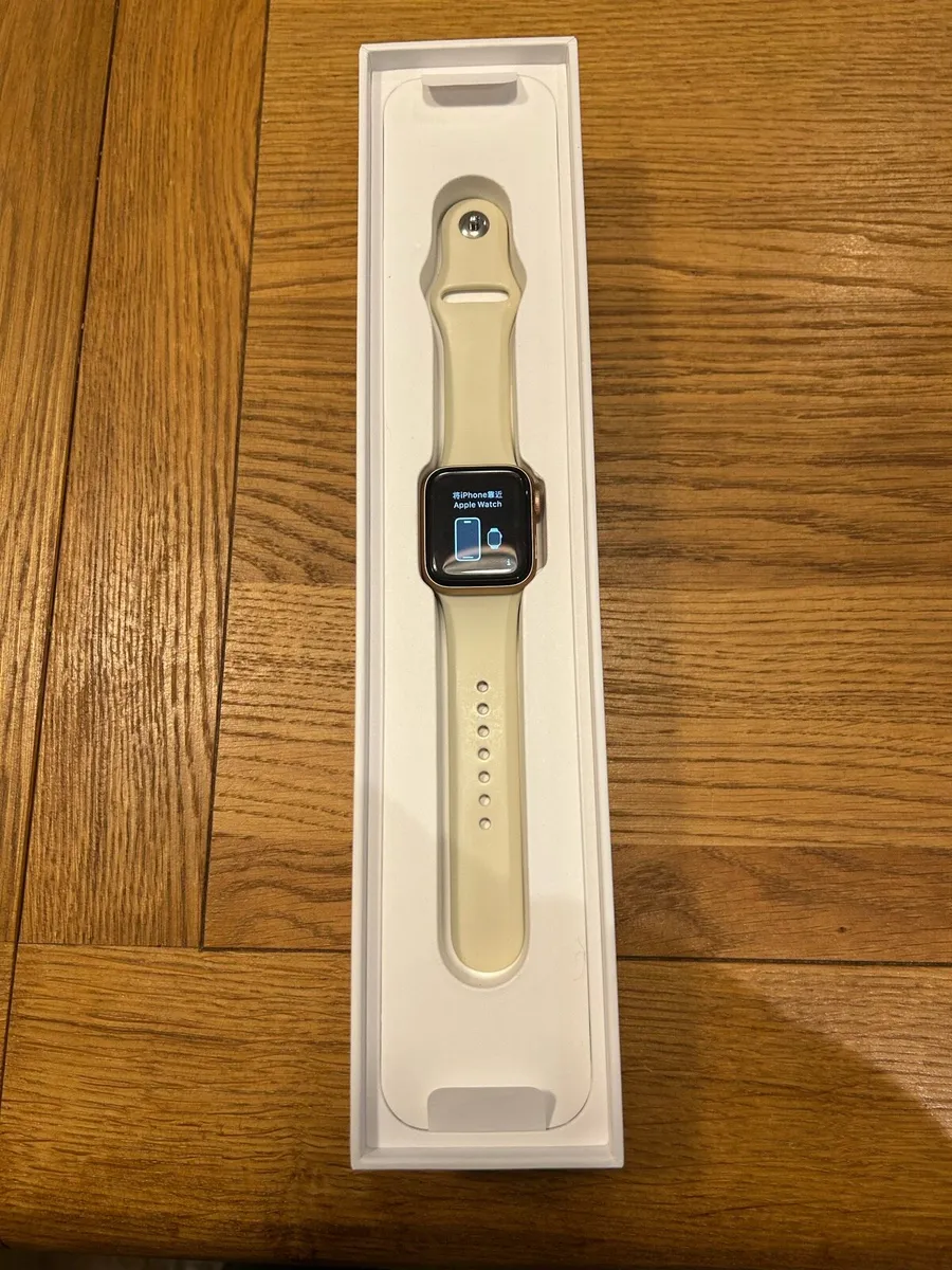 Apple Watch Series 5 40mm Rose Gold Excellent - Image 2