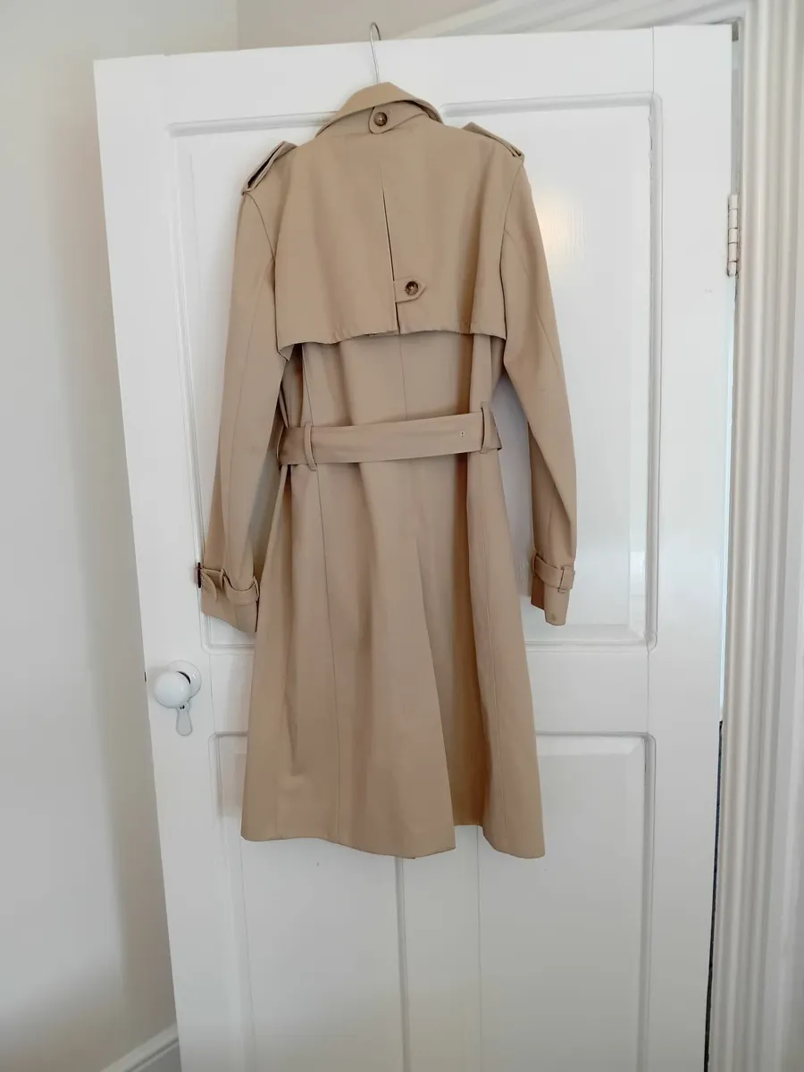 Massimo Dutti  raincoat.  As new - Image 1
