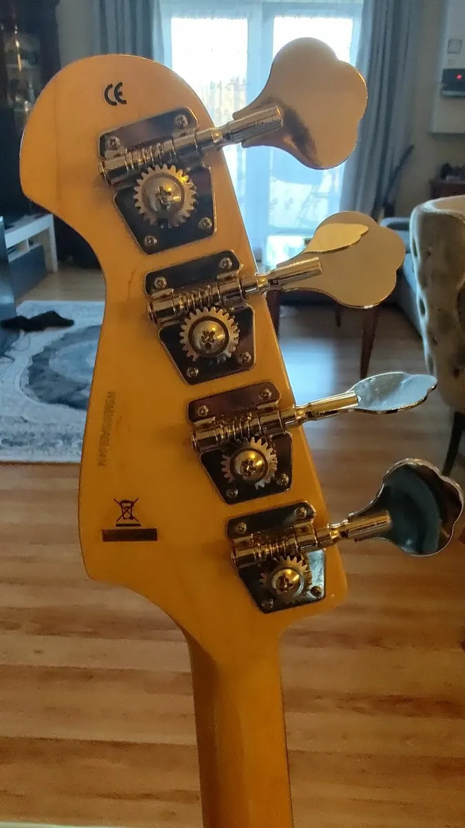 J&D Jazz Bass + Fame Gaia 30 Amp - Image 2