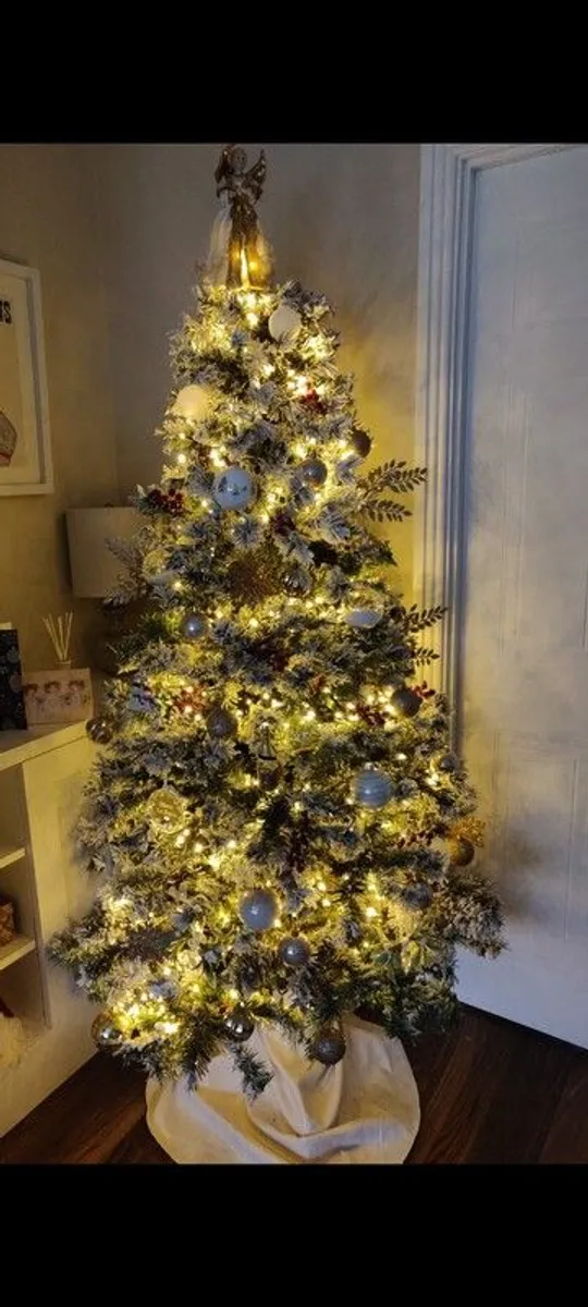 Christmas Tree 6ft Snow Tipped - Image 3