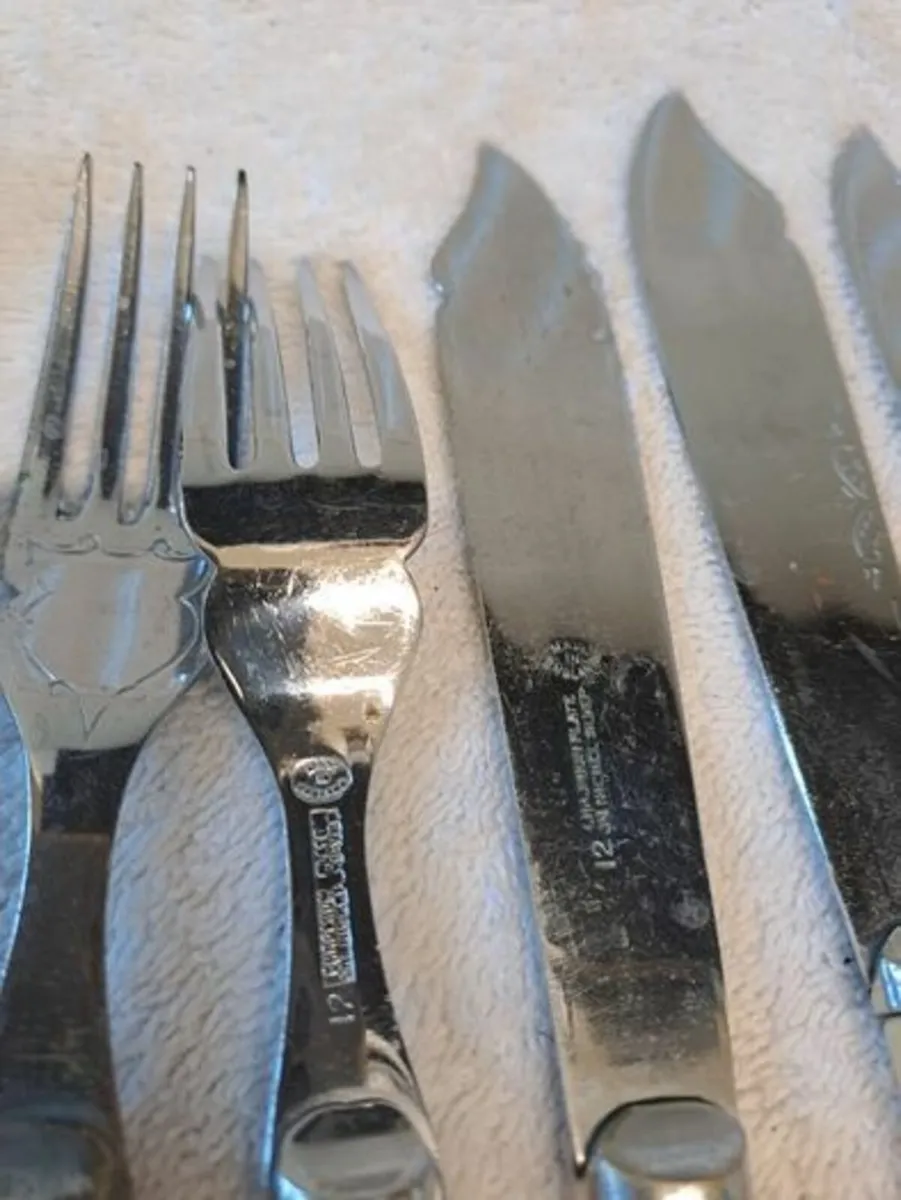 Vintage fish knives and forks - Image 4