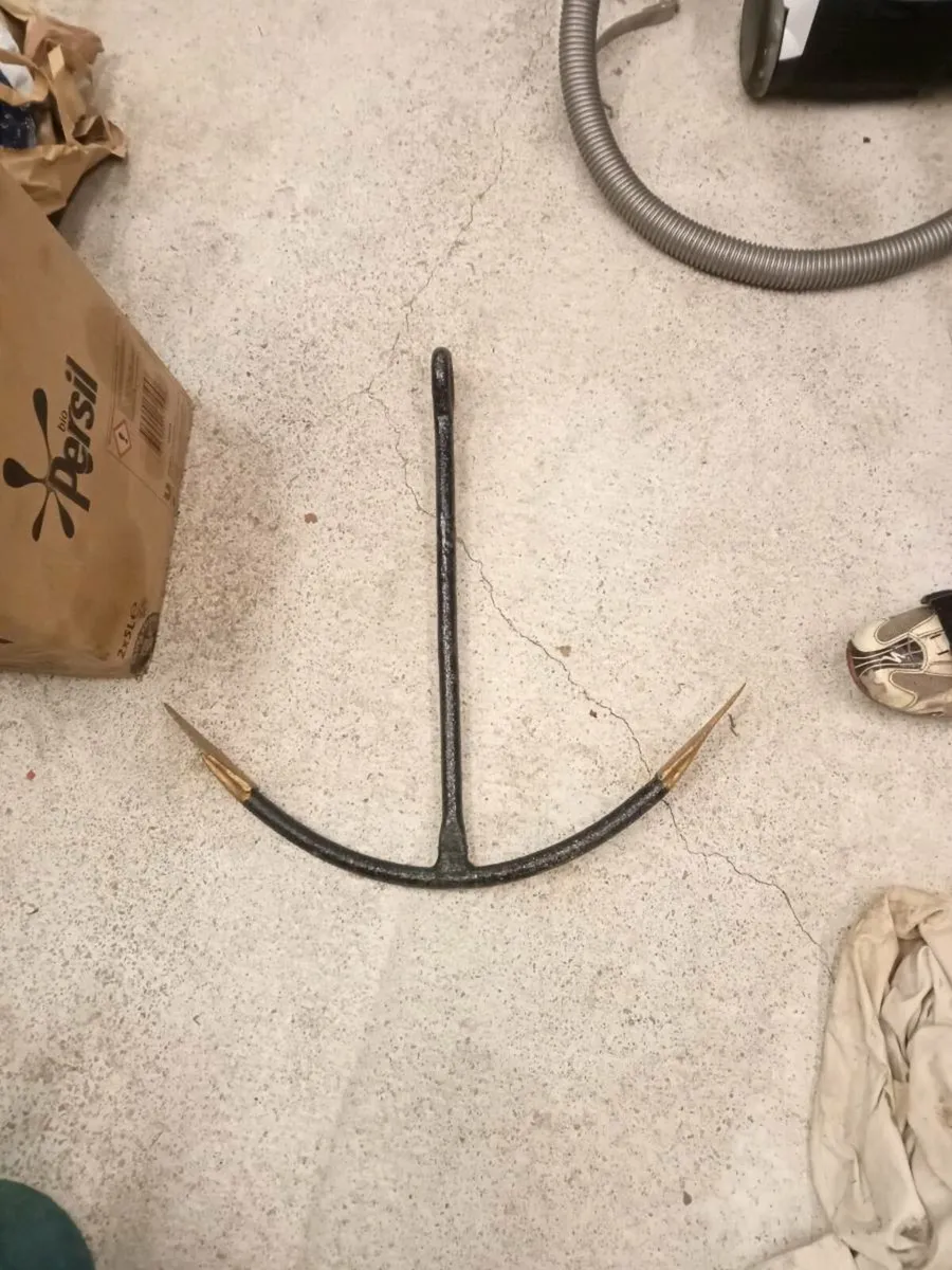 Old anchor - Image 1