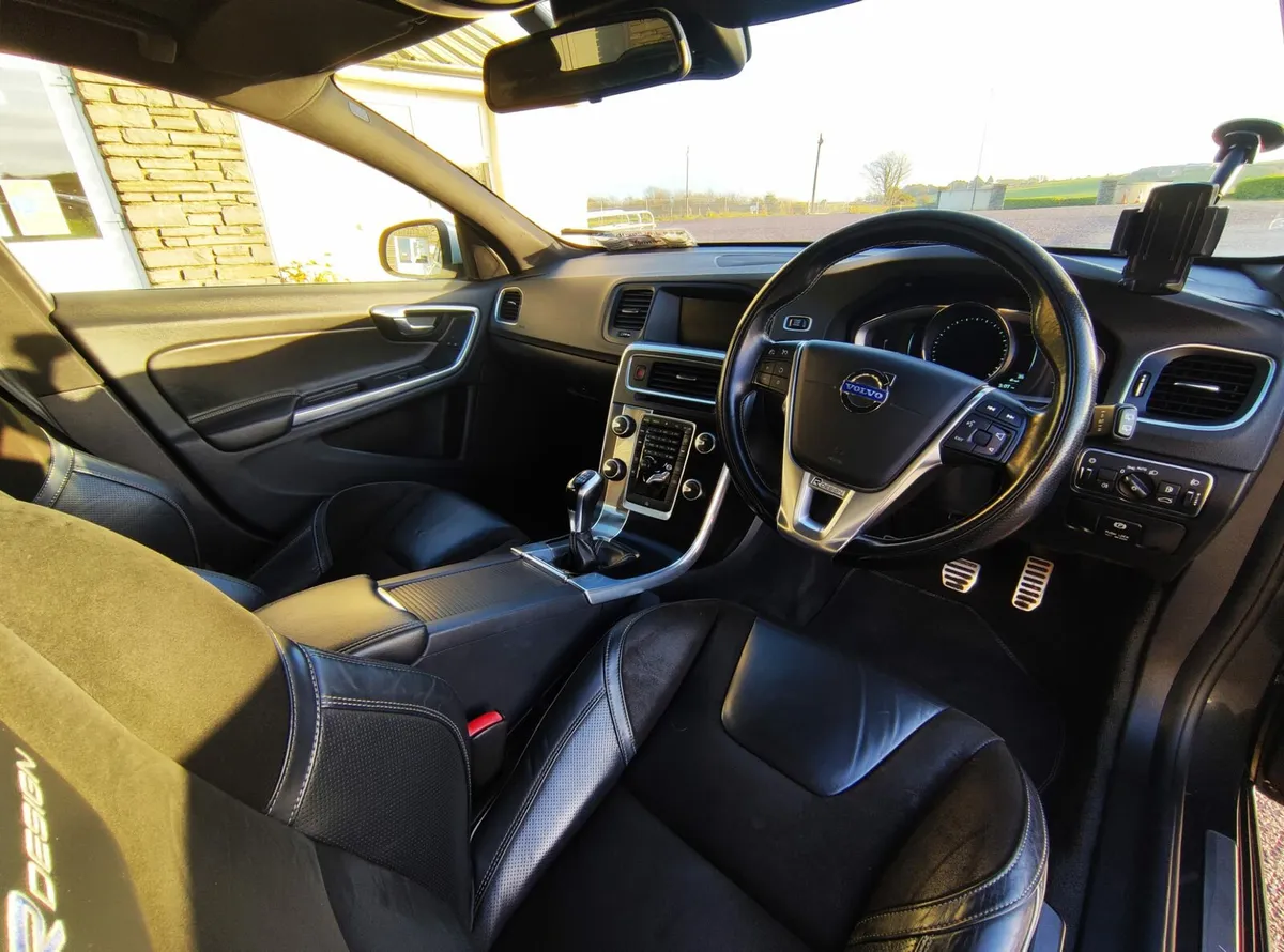 Volvo V60 D4 R Design - Excellent Condition - Image 4