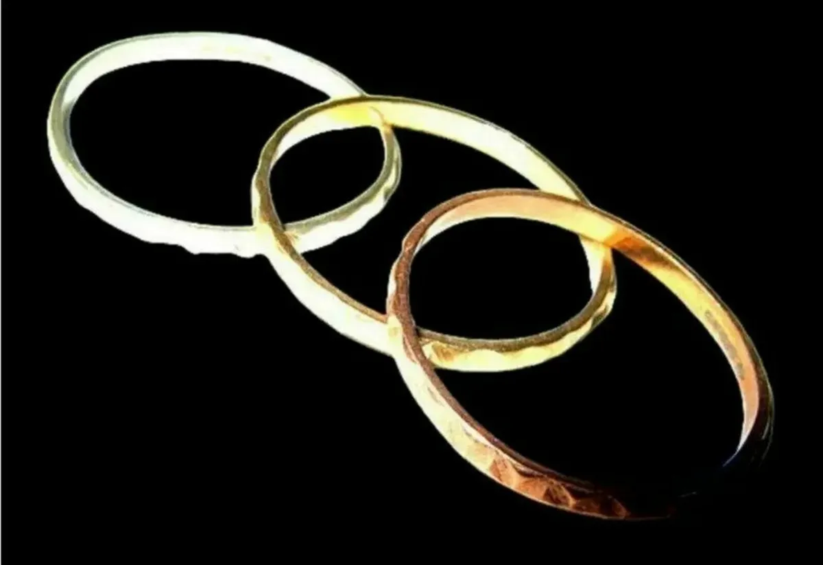 Vintage Trilogy 9ct Rose/White/Yellow Gold Rings - Image 2