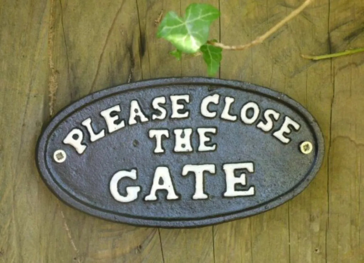 Please close the gate – black – D2850