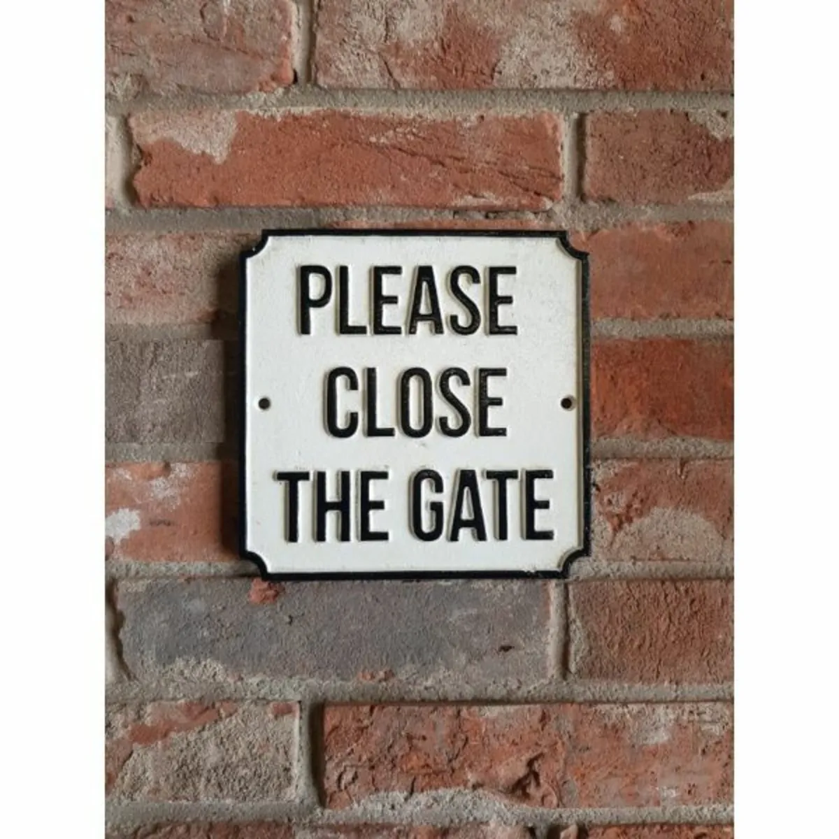 Please Close the Gate – Square – HS278