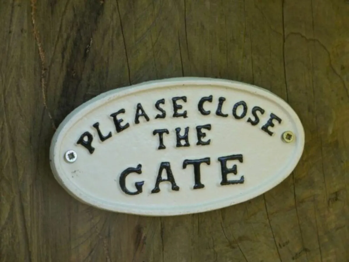 Please close the gate – white – D2855