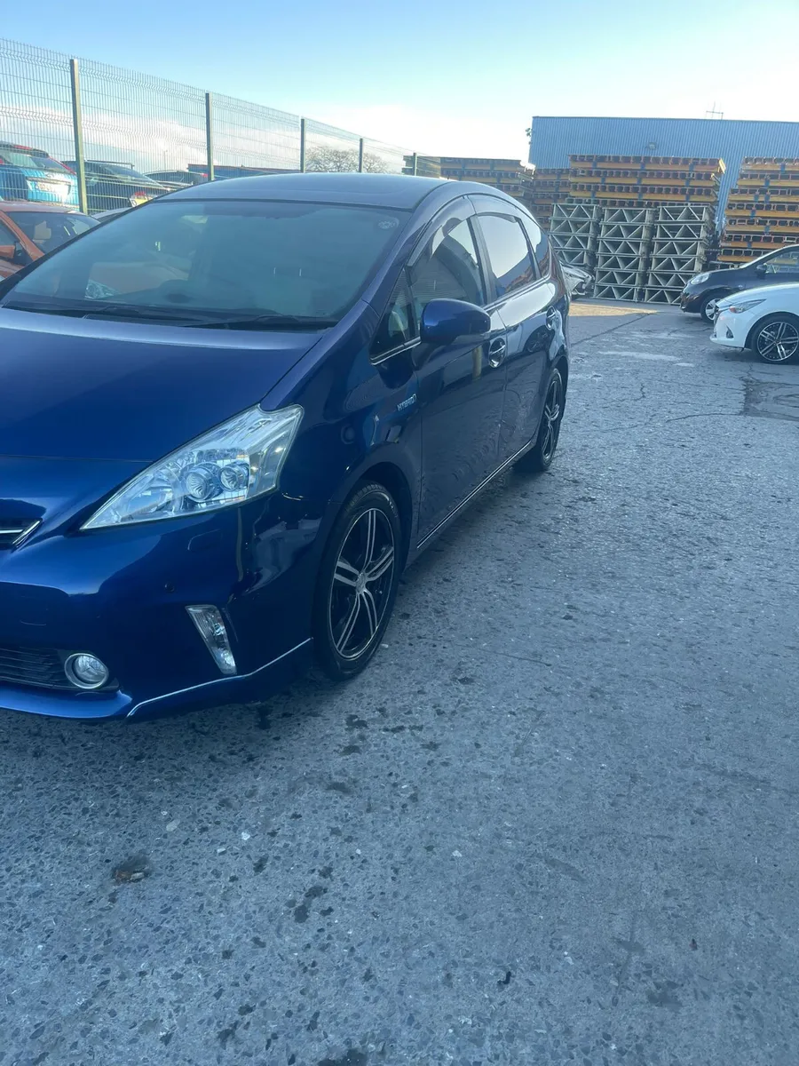 2012 Toyota Prius Hybrid Auto / 7 seater - Image 2