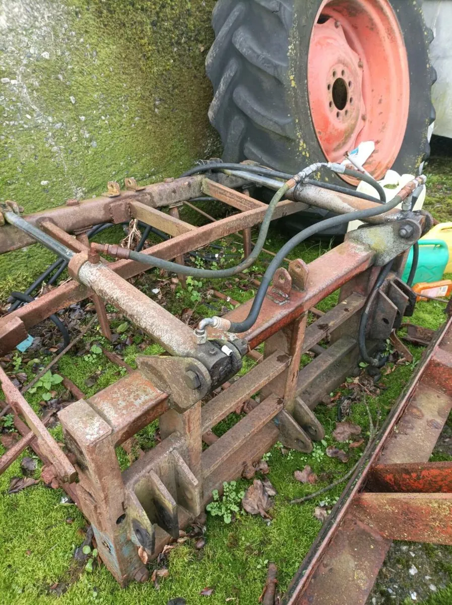 Tine grabs - Image 1