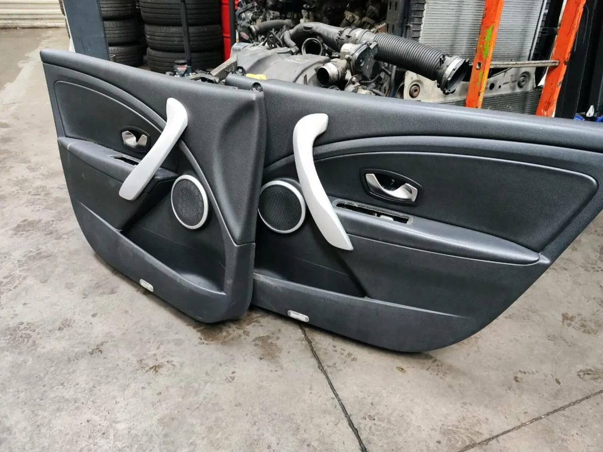 Renault Fluence Front door panel trim with handle - Image 2