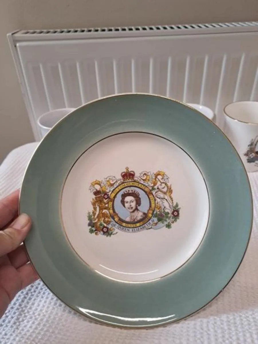Queen Elizabeth II Silver Jubilee Plate - Image 1