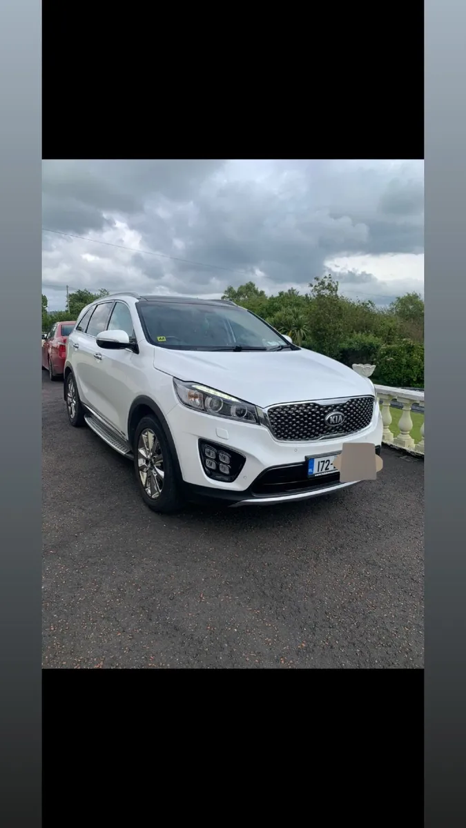 Kia Sorento Platinum 4x4 **LOW MILES** - Image 2