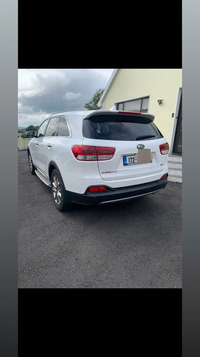 Kia Sorento Platinum 4x4 **LOW MILES** - Image 4