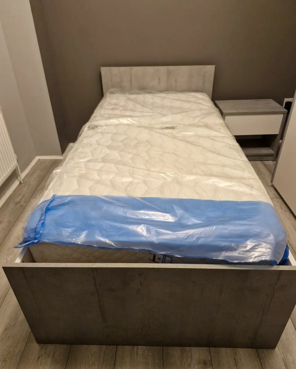 Single bed and bedside table set - Image 3