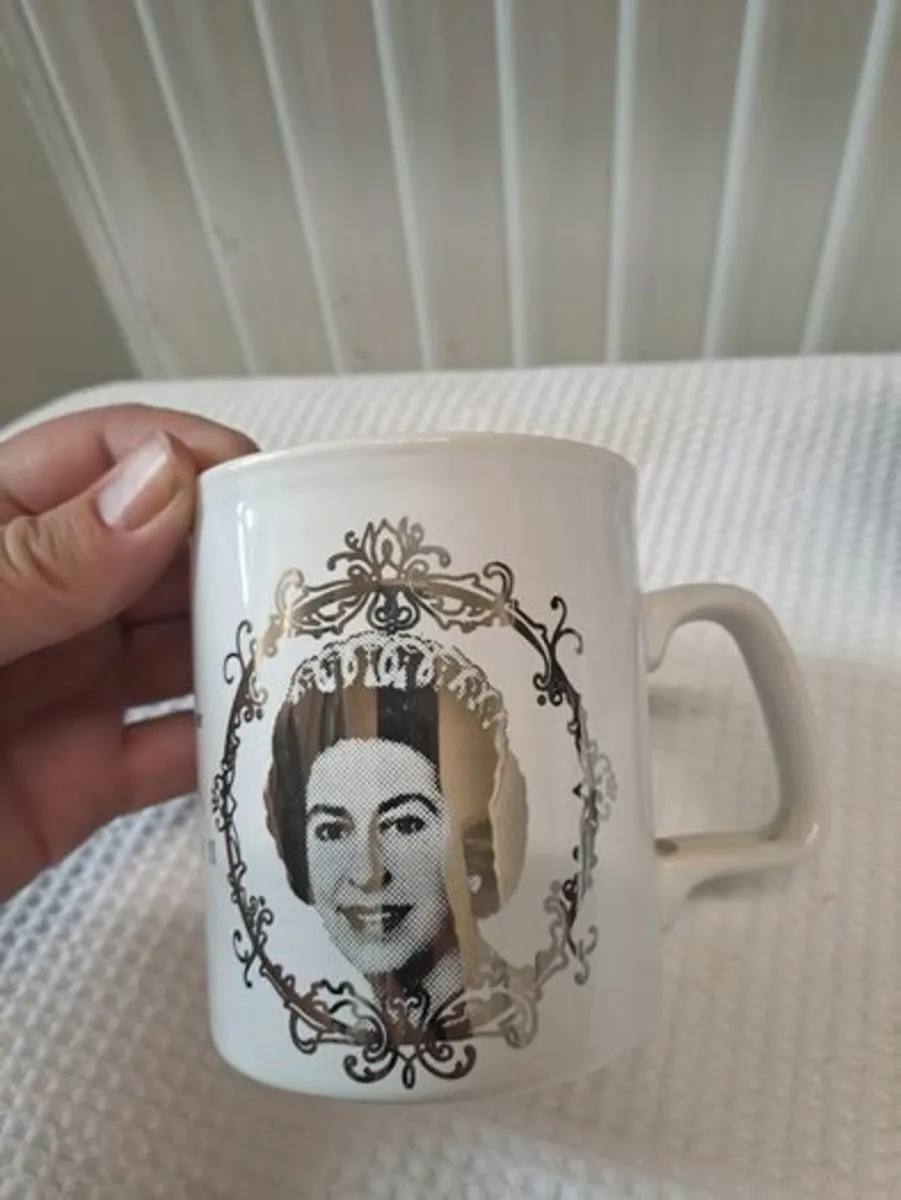 Silver Jubilee Mug Queen Elizabeth - Image 1