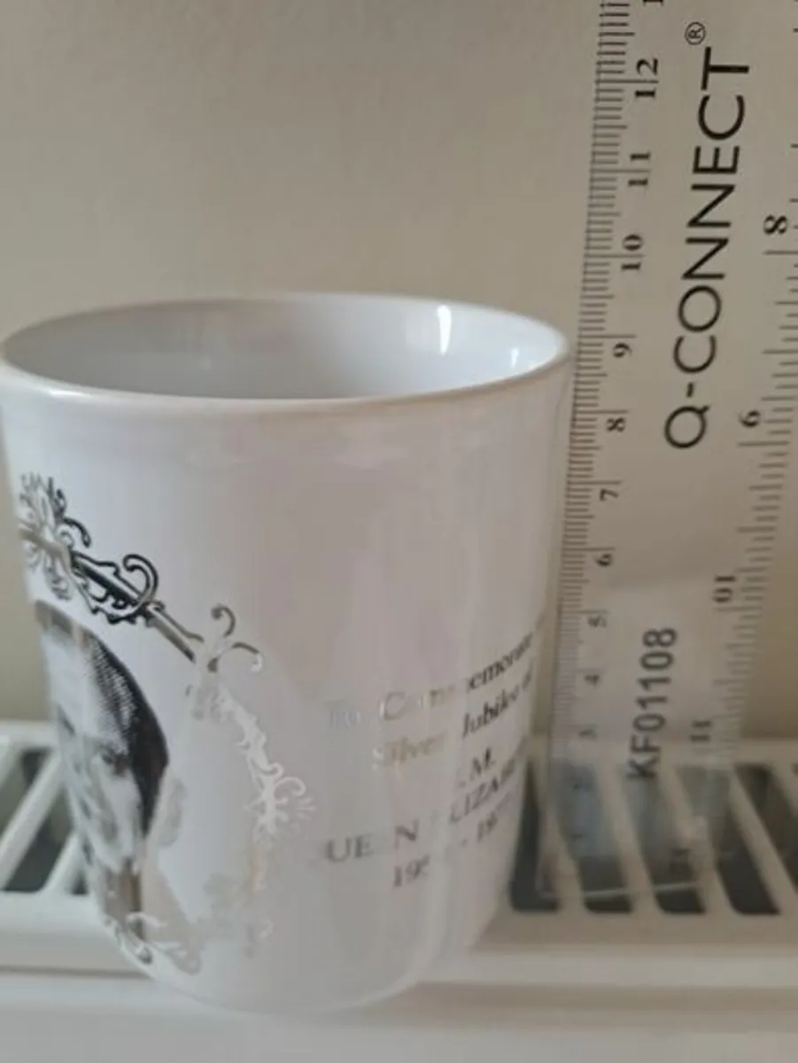 Silver Jubilee Mug Queen Elizabeth - Image 4