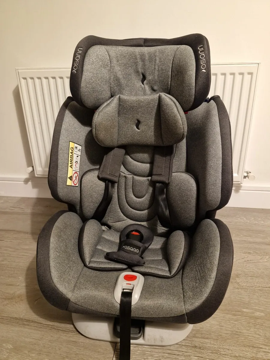 Childrens carseat - Image 1
