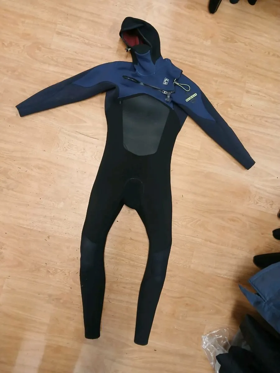 Hooded 5/4 wetsuit, size M, secondhand. - Image 1