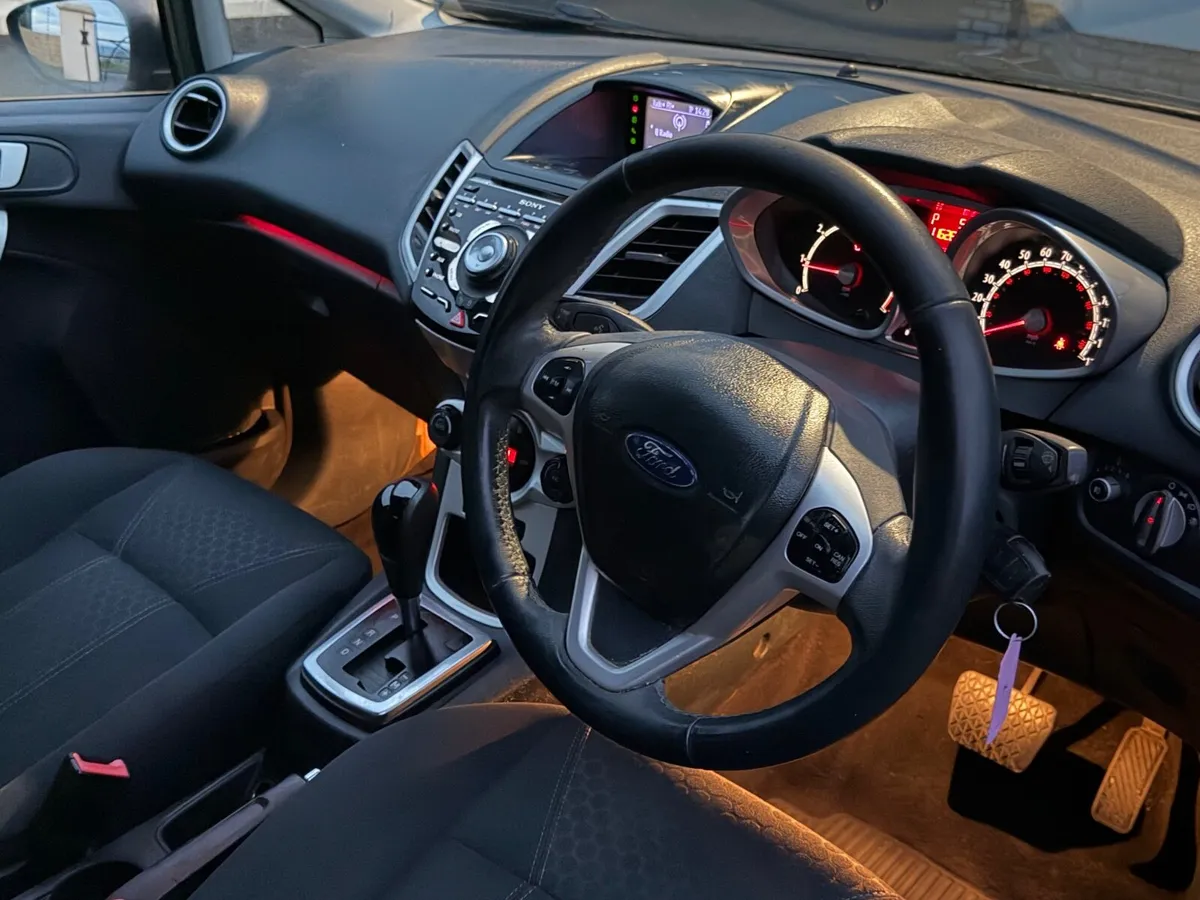 Ford Fiesta 2011 - Image 2