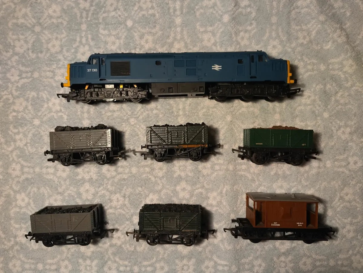 Job Lot - Hornby Br Blue Class 37  + 6 wagons - Image 1