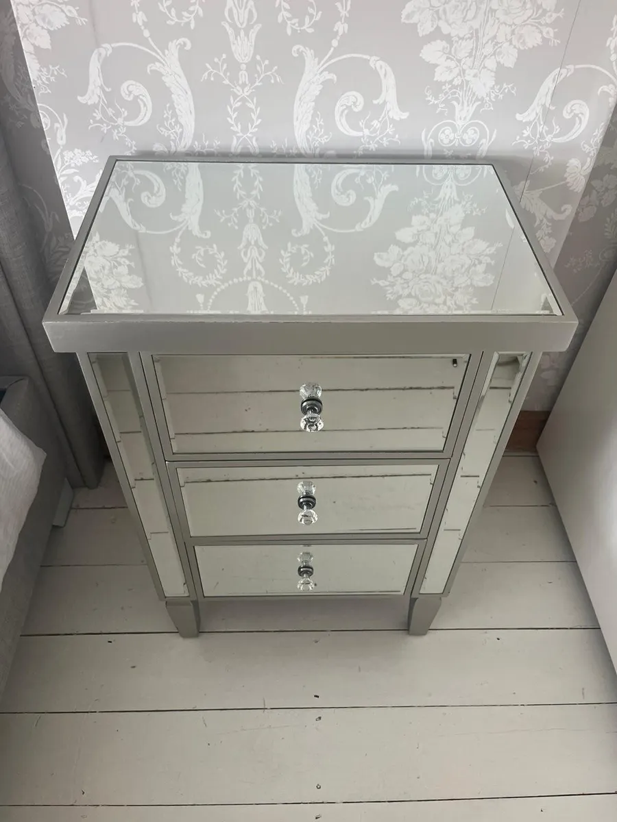 Bedside locker & Lamp - Image 2