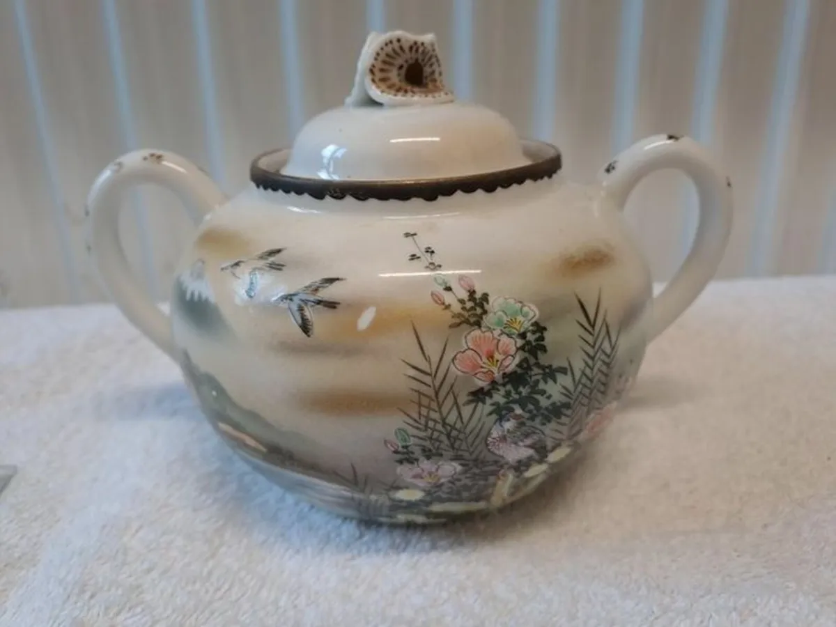 Kutani Japanese scene bowl with lid - Image 1