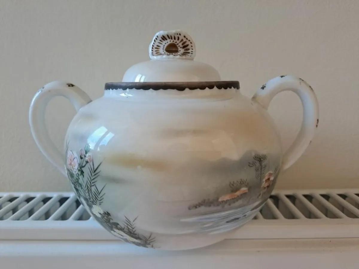 Kutani Japanese scene bowl with lid - Image 2