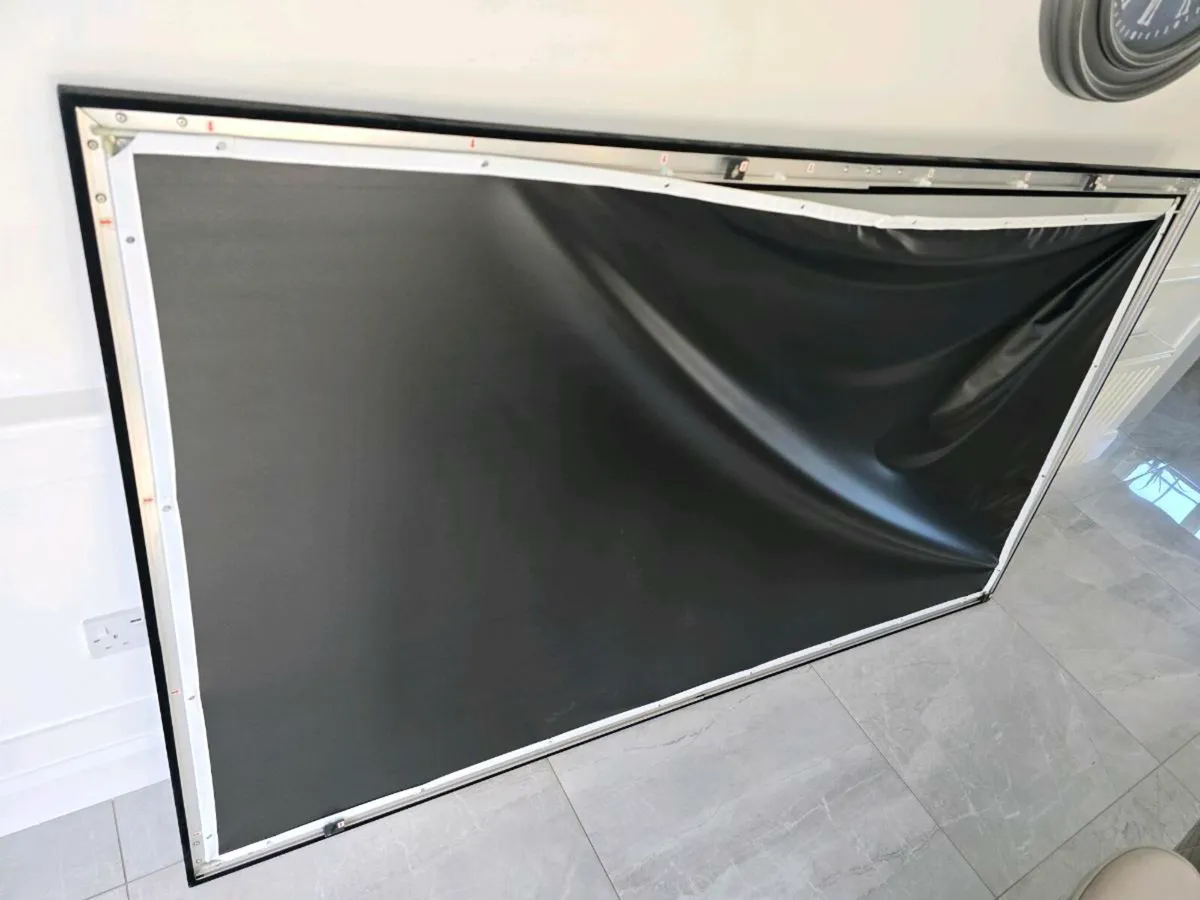 Large projector screen with frame - Image 4