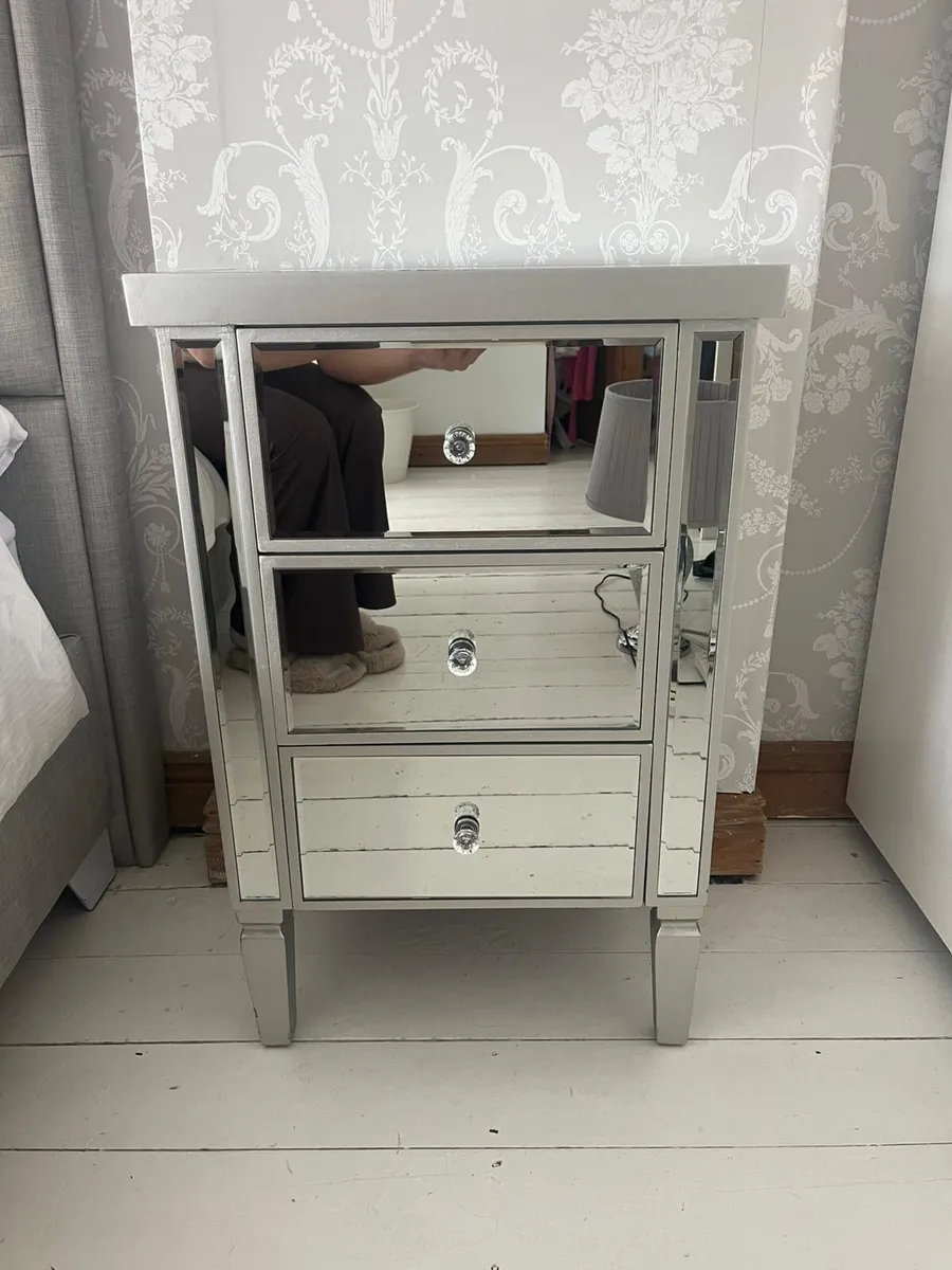 Bedside locker & Lamp - Image 4