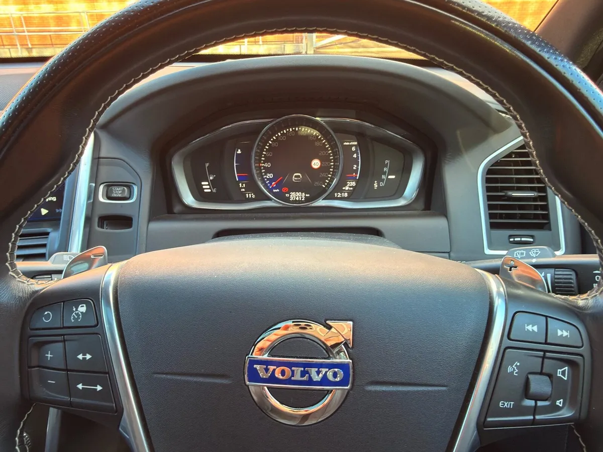 Volvo XC60 T6awd Rdesign - Image 4