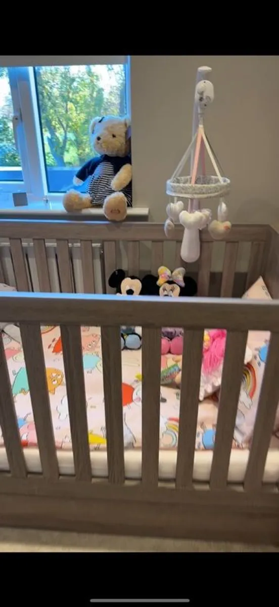 3 piece mamma and papa's set. Cot, wardrobe and chest of drawers. Perfect condition - Image 4