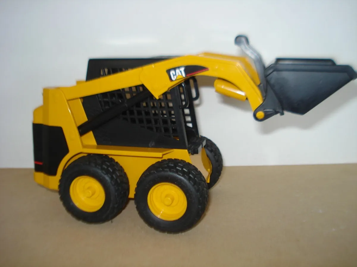 BRUDER CAT SKID STEER LOADER. 1/16 SCALE. - Image 2